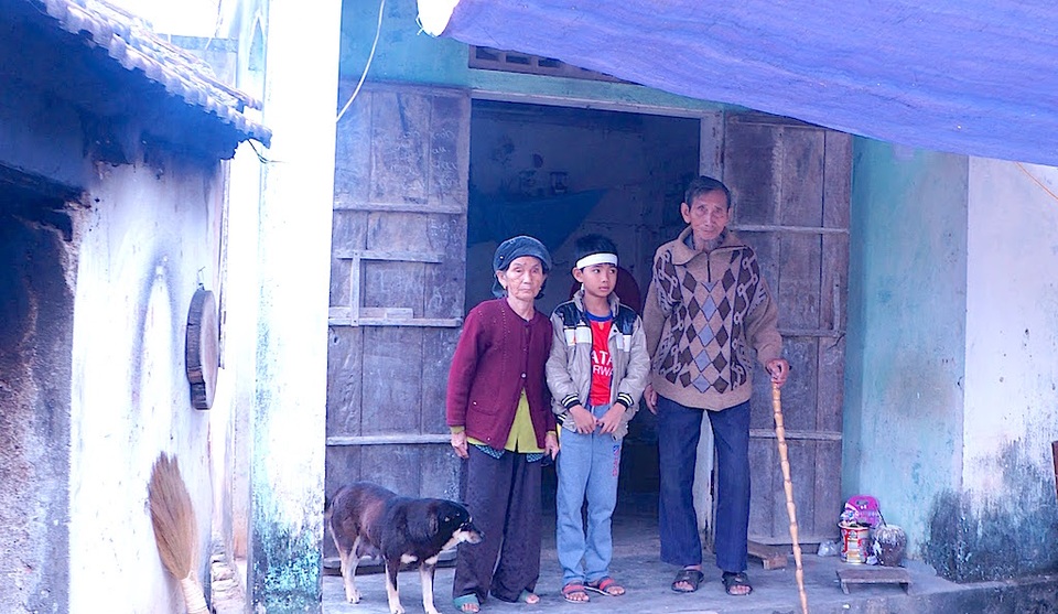 Không có cha, mẹ mất em Thụ phải nương nhờ vào ông bà ngoại ốm yếu trong căn nhà hư hỏng.