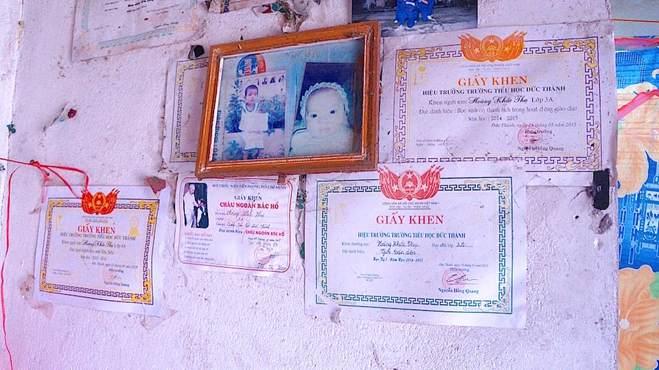 
Dù hoàn cảnh khổ cực, nhưng bù lại Thụ rất cố gắng trong học tập, nên 4 năm liền em đều giành học sinh giỏi toàn diện.
