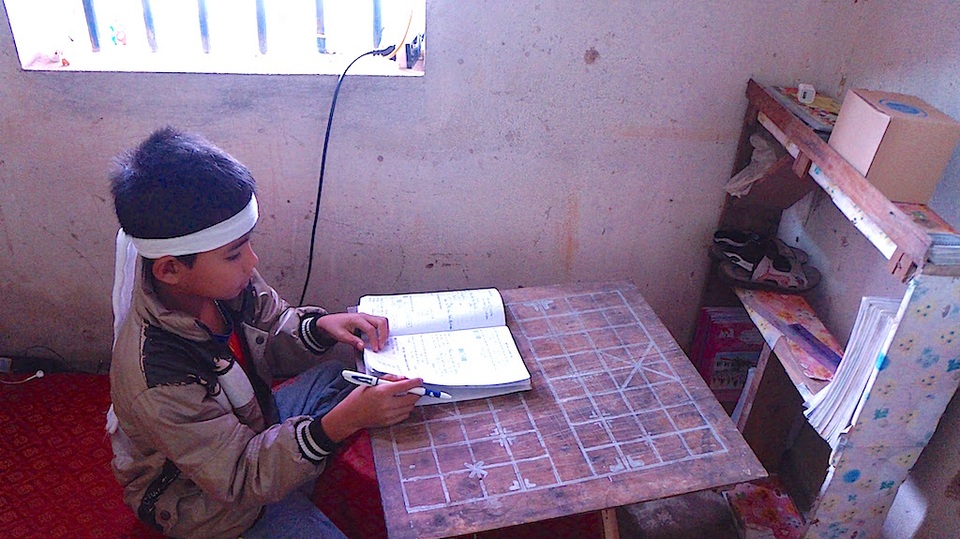 Đến cái bàn học cũng không có, Thụ được hàng xóm cho cái bàn cờ lắp ghép thành bàn ngồi học.