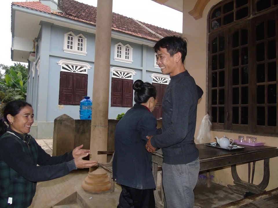 Niềm vui năm mới của người hùng cứu người trong lũ - 2
Những người từng được anh cứu trong trận lũ đã tìm đến thăm gia đình anh trong ngày tết dương lịch