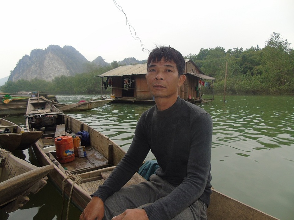 Niềm vui năm mới của người hùng cứu người trong lũ - 1
Trong trận lũ vừa qua, anh Hoàng Văn Tâm đã không ngại nguy hiểm, cùng con trai chèo thuyền đi cứu người trong đêm