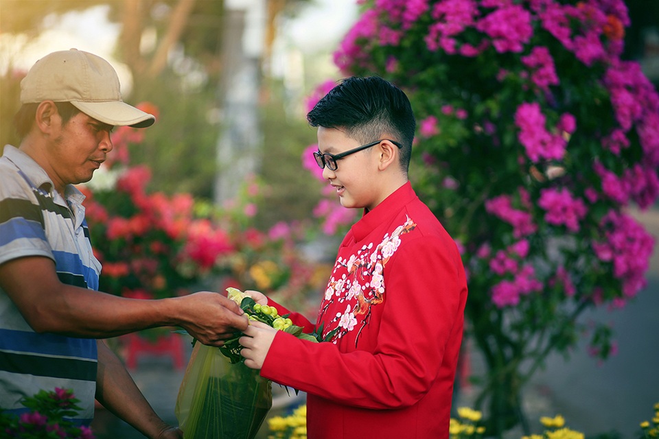 Anh Thư dạo phố Xuân cùng con trai Tiểu Long - 5