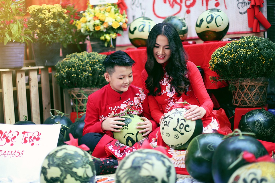 Người đẹp cũng tâm sự, đây là bộ ảnh mà lần đầu tiên 2 mẹ con chụp một cách đàng hoàng và mang màu sắc thời trang nên Thư rất hào hứng và cảm xúc.