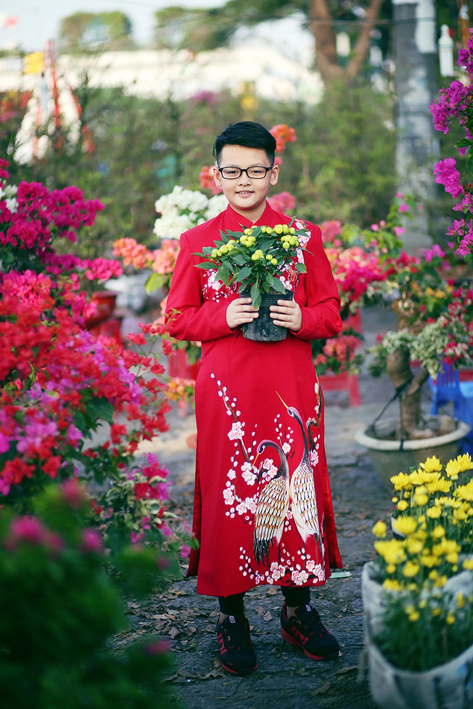 Bé Tiểu Long năm nay cũng đã gần 10 tuổi, ngày càng ra dáng một cậu thiếu niên điển trai, cậu bé tuy ngại ngùng một chút khi chụp ảnh nhưng vẫn hoàn thành tốt vai trò người mẫu của mình.