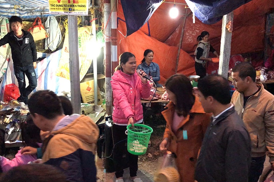 Ăn xin lẩn khuất khắp Chợ Viềng - 10
Thậm chí còn xuất hiện hình thức hát qua loa phóng thanh, kết hợp dùng khuyết tật của bản thân để xin tiền.