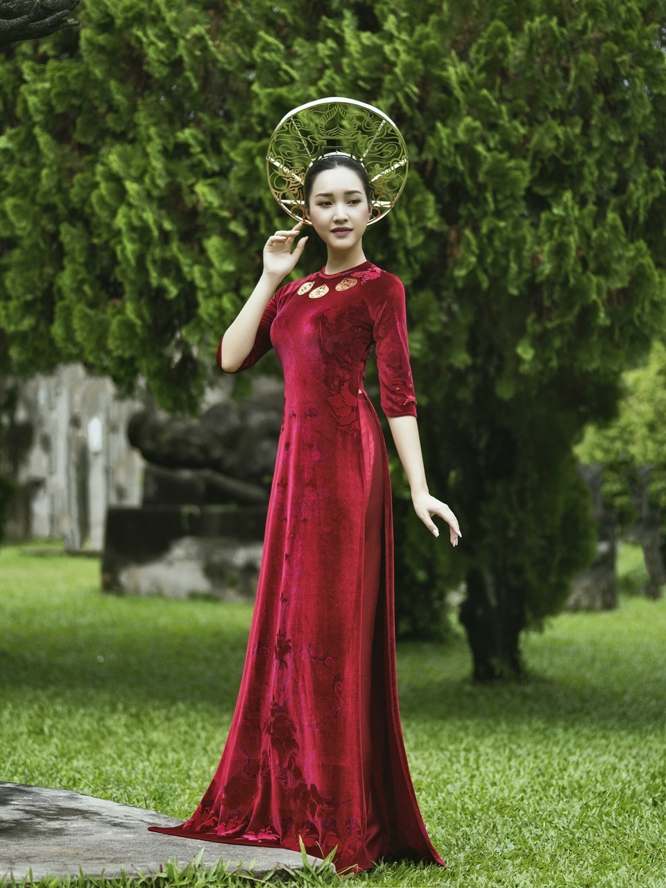 “Nàng thơ xứ Huế” mặc áo dài gây tranh cãi, nhà thiết kế lên tiếng - 4 “Nàng thơ xứ Huế” mặc áo dài gây tranh cãi, nhà thiết kế lên tiếng - 4