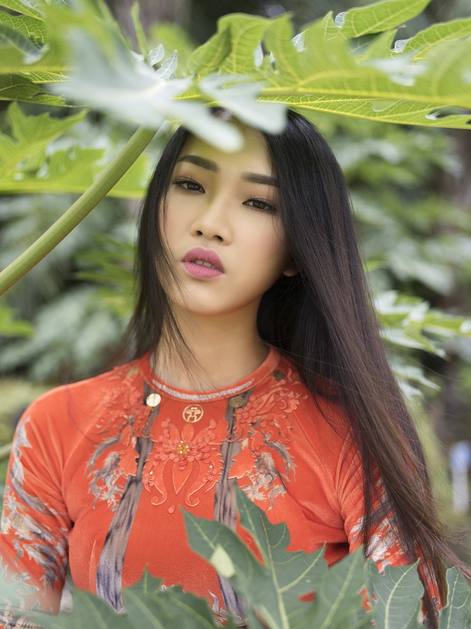 “Nàng thơ xứ Huế” mặc áo dài gây tranh cãi, nhà thiết kế lên tiếng - 6 “Nàng thơ xứ Huế” mặc áo dài gây tranh cãi, nhà thiết kế lên tiếng - 6