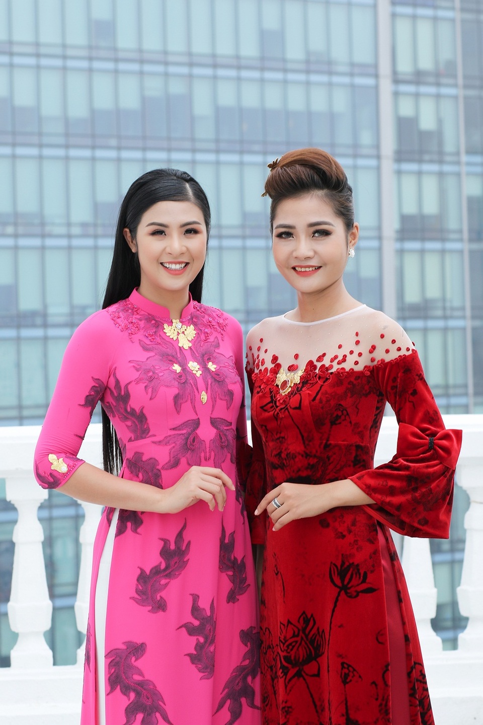 Áo dài dát vàng chính thức “lên đường” tới Tuần lễ thời trang New York - 4 Hai mẫu thiết kế áo dài trong BST Sen Vàng được NTK hé lộ trước đó.
