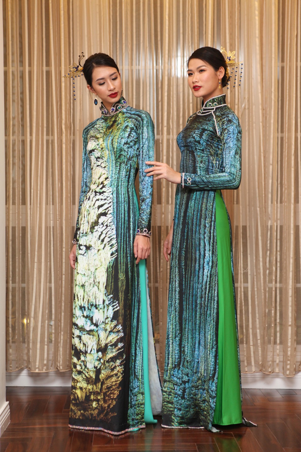 NTK Nhật Dũng tặng 20 áo dài, 200 bức ảnh cho Bảo tàng Phụ nữ Nam Bộ - 3 Động Thiên đường của Quảng Bình hiện lên trên áo dài Nhật Dũng.