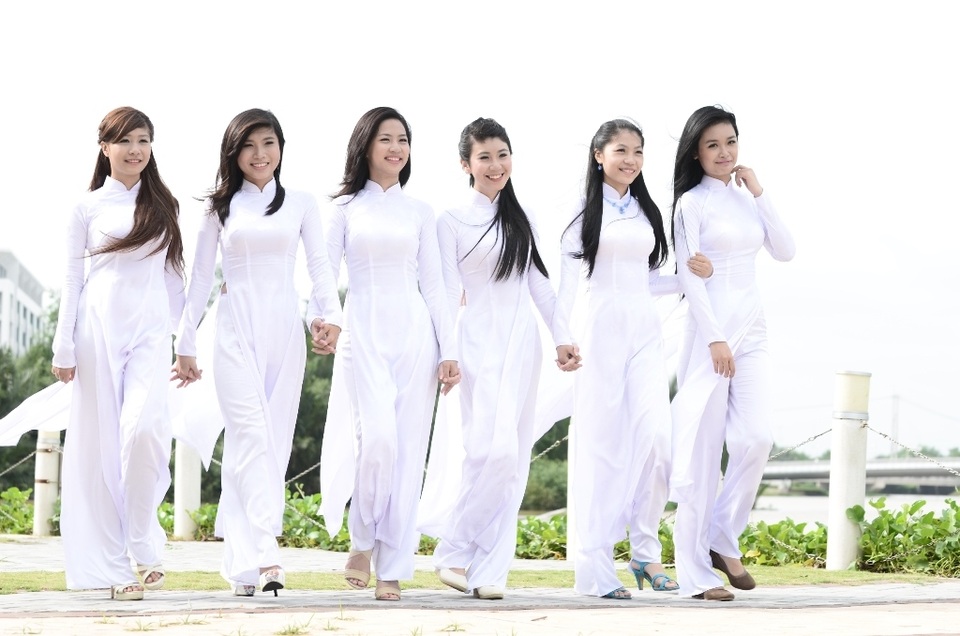 TPHCM khuyến khích mặc áo dài: Ủng hộ nhiều nhưng “e dè” cũng lắm! - 1 Áo dài trong trường học mang đến nét đẹp dịu dàng cho các nữ sinh