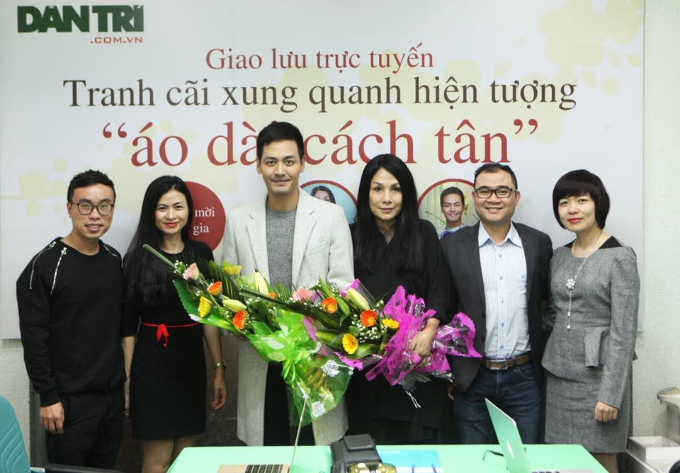“Đừng để việc cách tân dẫn tới việc phải định nghĩa lại Áo dài” - 2
Nhà thiết kế Minh Hạnh và MC Phan Anh tham gia cùng độc giả Dân trí trong buổi giao lưu tranh cãi quanh chuyện áo dài cách tân.