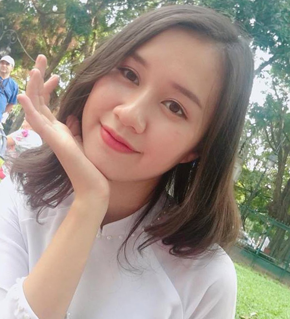 Nữ sinh xinh đẹp phản pháo về ảnh mặc áo dài tạo dáng lạ gây tranh cãi - 8 Nữ sinh xinh đẹp phản pháo về ảnh mặc áo dài tạo dáng lạ gây tranh cãi - 8