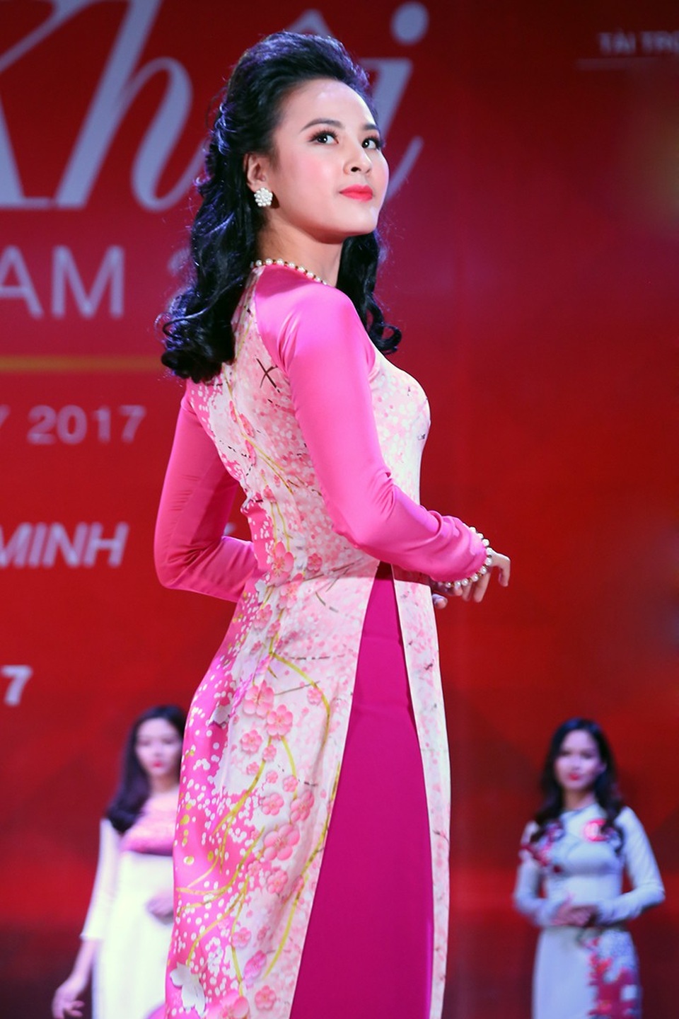 Nữ sinh khoe sắc, đọ dáng trong tà áo dài thướt tha - 11
Nữ sinh ĐH Ngoại thương Nguyễn Thị Quỳnh Nga
