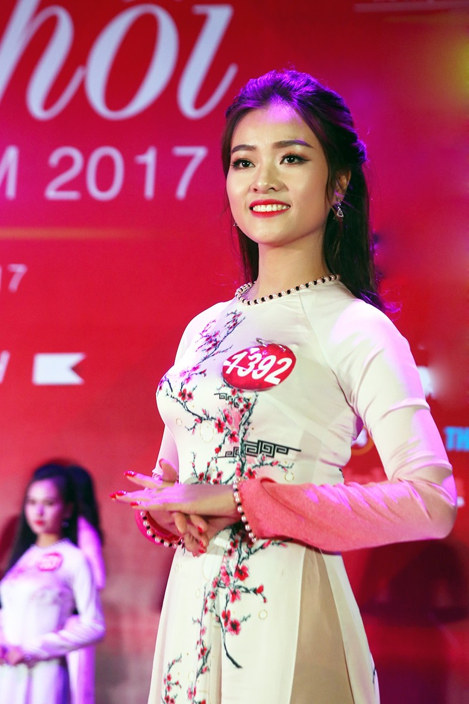 Nữ sinh khoe sắc, đọ dáng trong tà áo dài thướt tha - 12
Cô gái đến từ ĐH Vinh Nguyễn Thị Tình