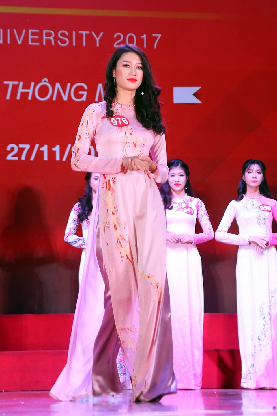 Nữ sinh khoe sắc, đọ dáng trong tà áo dài thướt tha - 13
Nữ sinh của ĐH Y dược Hải Phòng Phan Thị Mỹ Hải