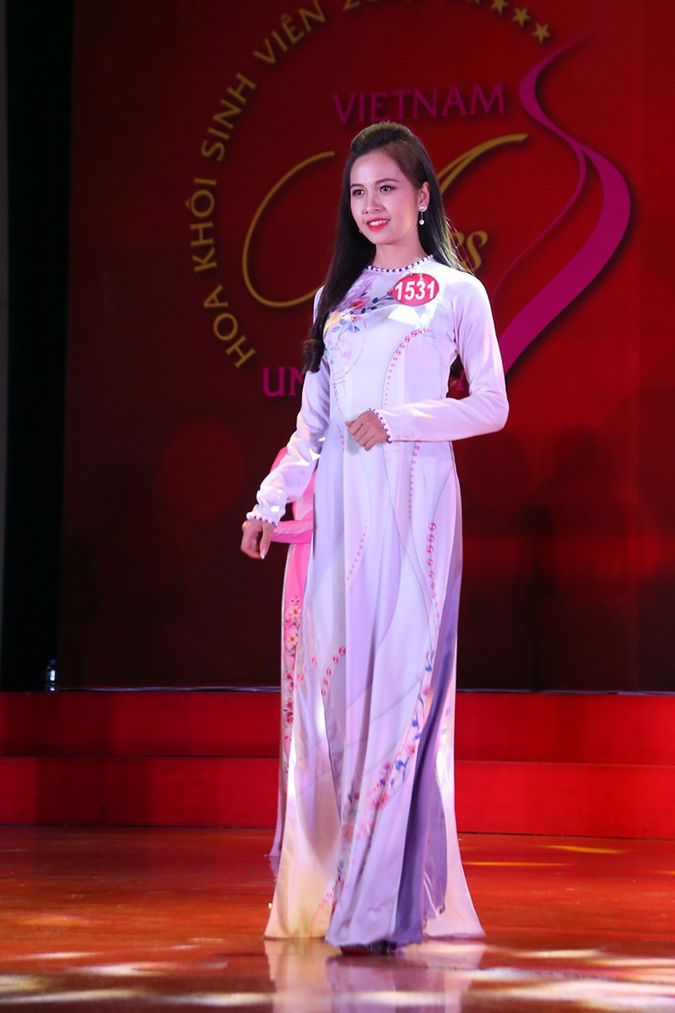 Nữ sinh khoe sắc, đọ dáng trong tà áo dài thướt tha - 14
Trần Thị Lan Anh – nữ sinh ĐH Công nghệ Thông tin và Truyền thông