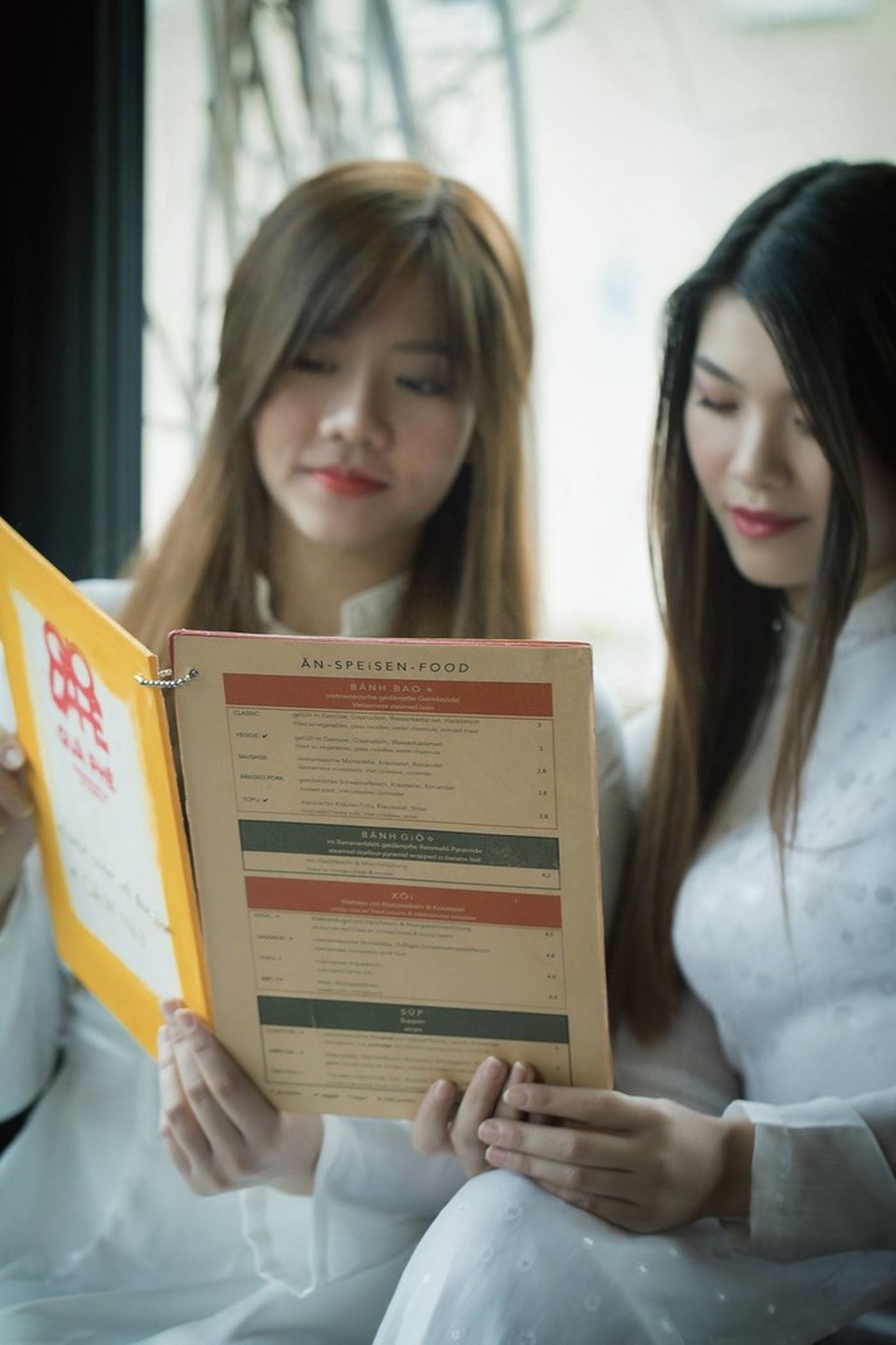 Thiếu nữ Việt khoe nét xuân thì với áo dài lụa tại thủ đô nước Đức - 4
Áo dài là cách các cô gái sự thể hiện của niềm tự hào dân tộc.