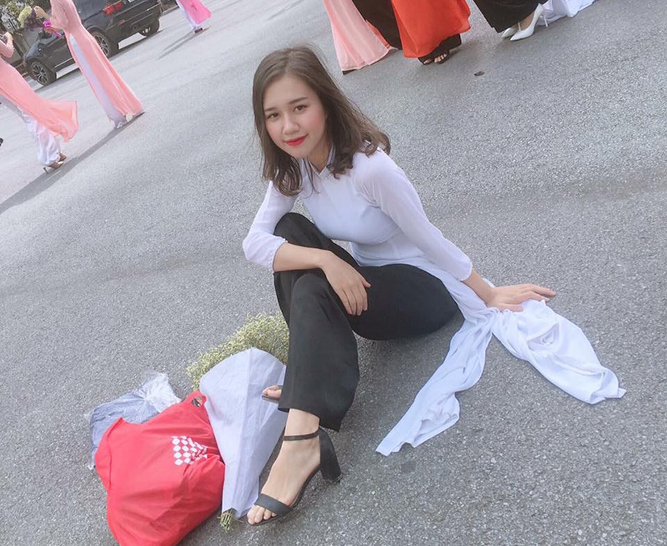 Nữ sinh xinh đẹp phản pháo về ảnh mặc áo dài tạo dáng lạ gây tranh cãi - 3 Nhung chỉ mang giày cao gót để phù hợp với hình ảnh tập thể. Sở thích của cô là những đôi giày thể thao êm nhân, dễ dàng vận động