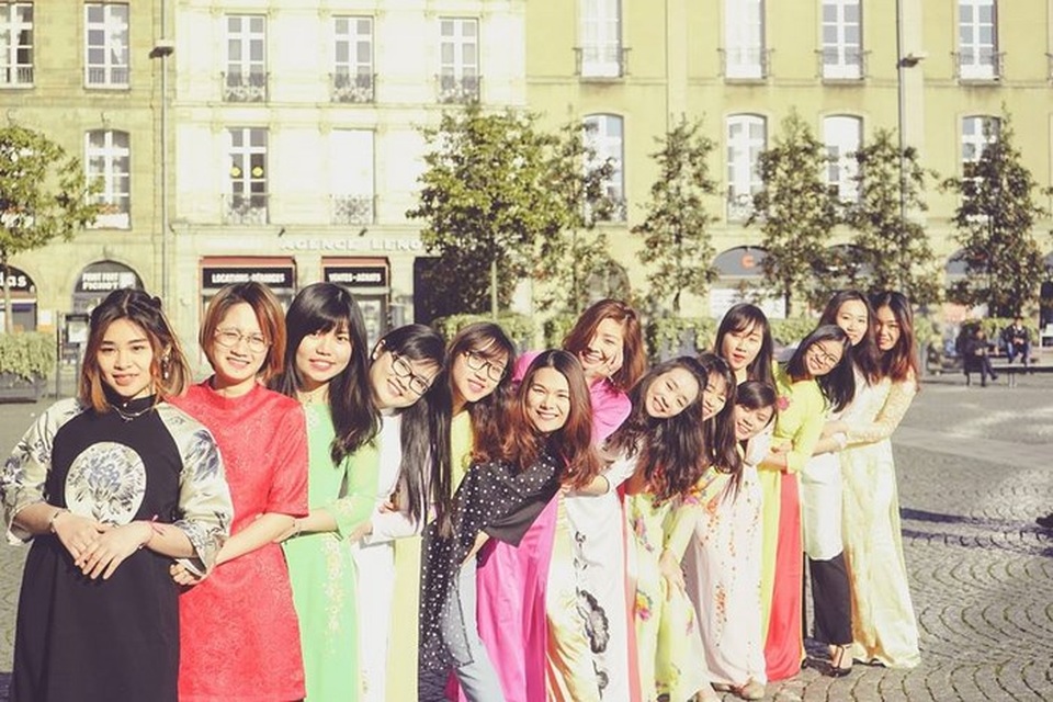 “Một thoáng Việt Nam” trên thành phố Rennes xinh đẹp - 3
Các thiếu nữ Việt thật duyên dáng trong tà áo dài.