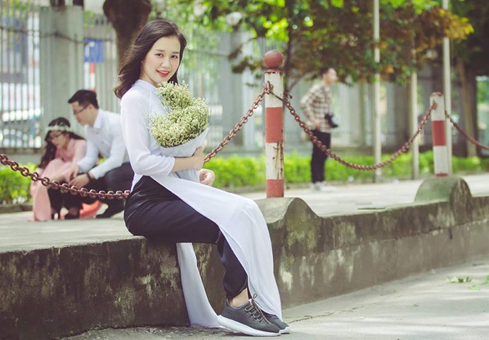 Nữ sinh xinh đẹp phản pháo về ảnh mặc áo dài tạo dáng lạ gây tranh cãi - 5 Ai bảo áo dài không kết hợp được với giày thể thao?