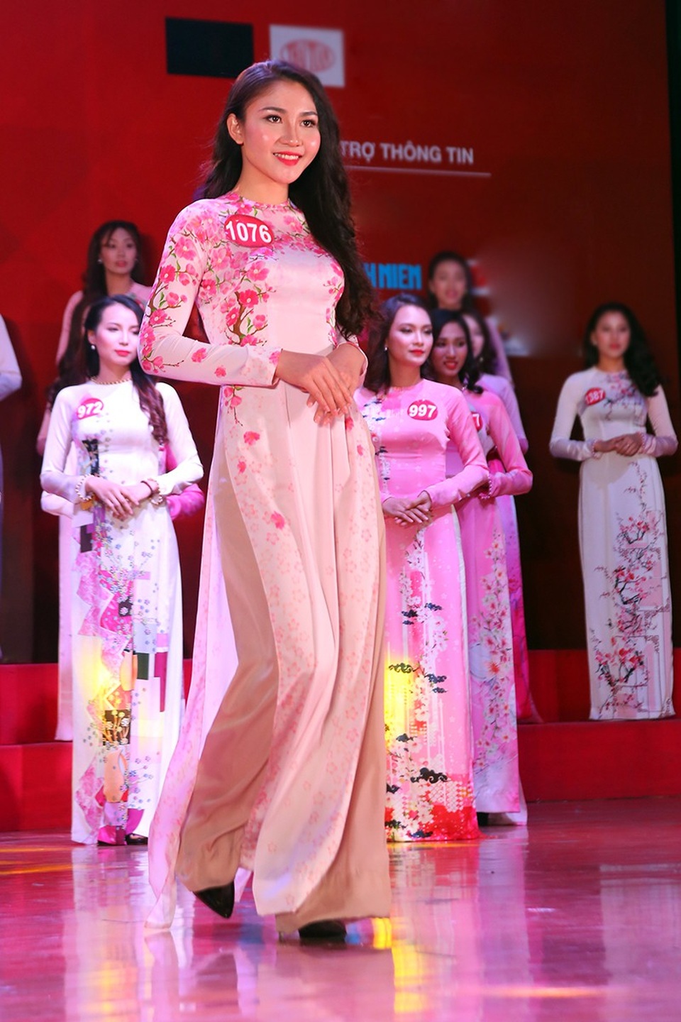 Nữ sinh khoe sắc, đọ dáng trong tà áo dài thướt tha - 4
Hà Ngọc Thủy Tiên – nữ sinh ĐH Lâm Nghiệp