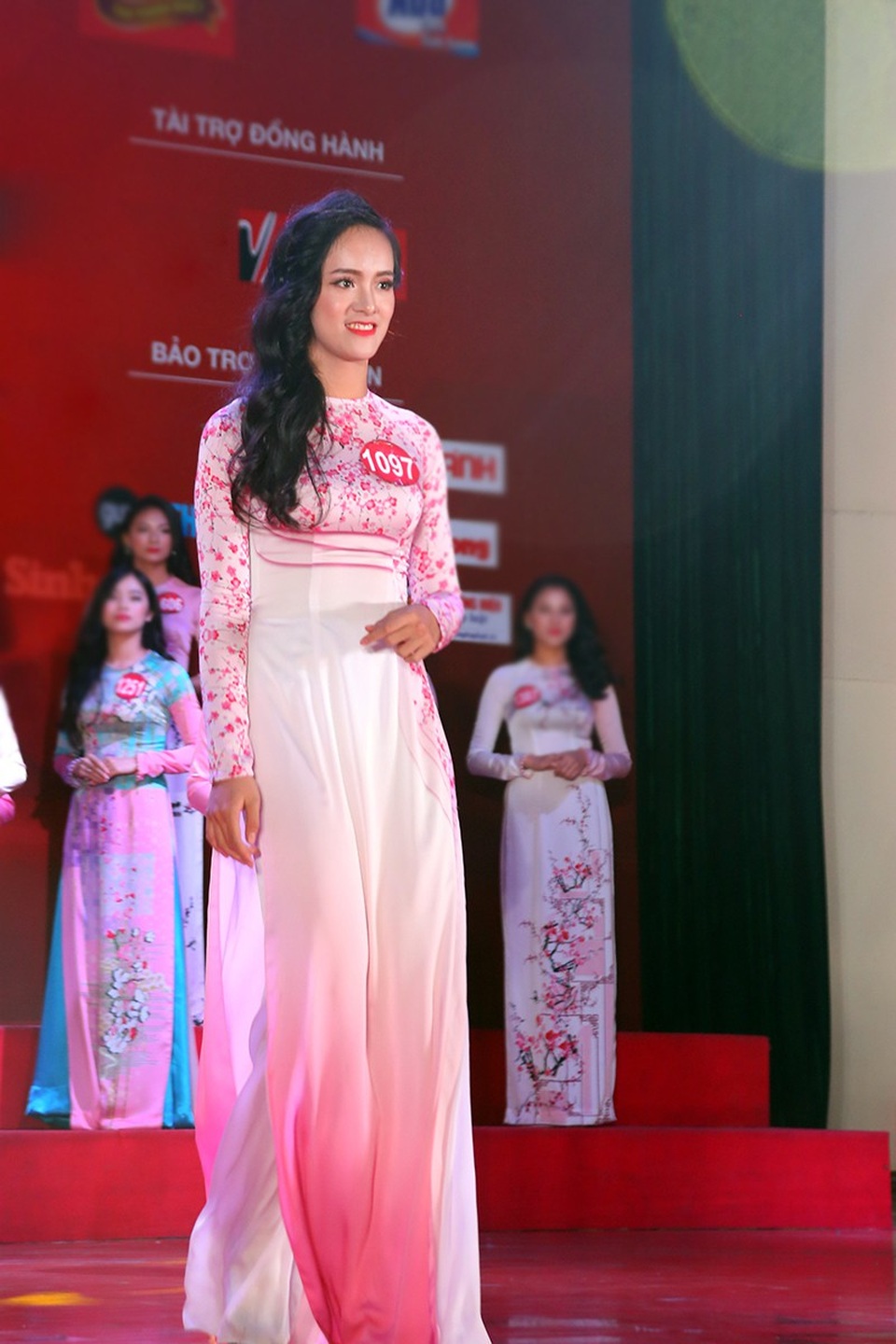 Nữ sinh khoe sắc, đọ dáng trong tà áo dài thướt tha - 5
Hoàng Thị Bích Thu – Học viện Quản lý Giáo dục