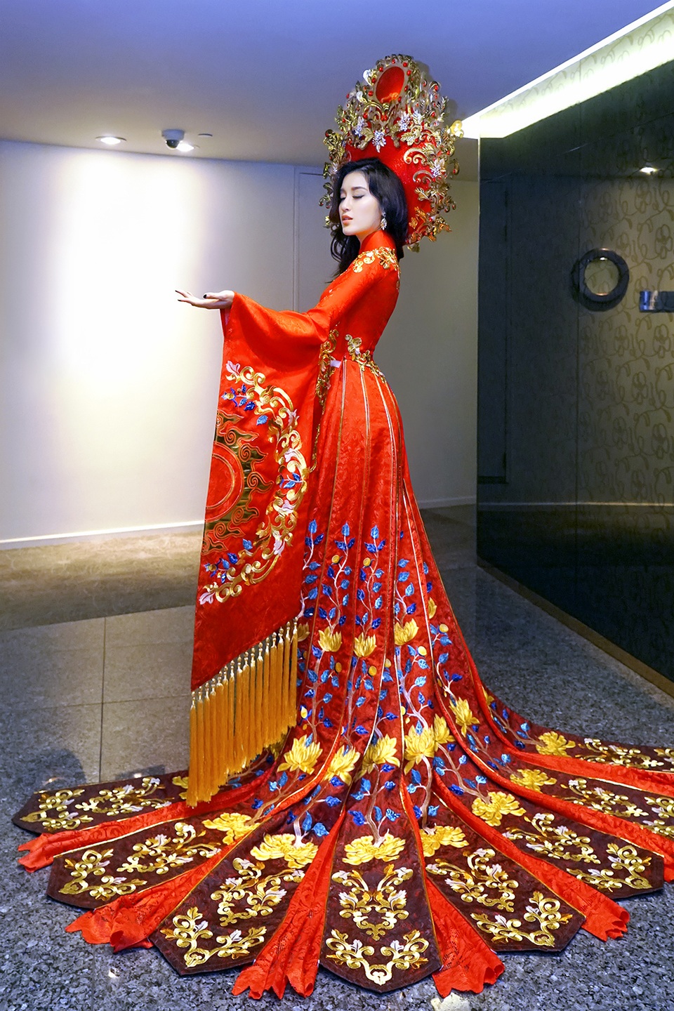 Hé lộ trang phục dân tộc của Huyền My tại Hoa hậu Hòa bình thế giới - 4 Chất liệu được sử dụng cho bộ áo dài là vải gấm, tông màu đỏ vàng để tôn lên sự uy nghi và sang trọng. Huyền My cho biết cô rất tự tin về bộ trang phục này và mong muốn được truyền tải tinh thần dân tộc thông qua áo dài truyền thống.