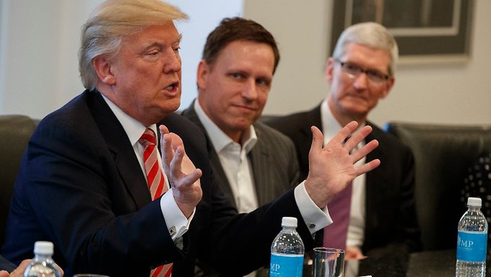 
Tổng thống Mỹ Donald Trump thảo luận với thành viên Hội đồng quản trị Facebook, Peter Thiel và Giám đốc điều hành Apple, Tim Cook trong một cuộc họp với các nhà lãnh đạo công nghệ tại Trump Tower, New York, Hoa Kỳ. (Ảnh: AP)

