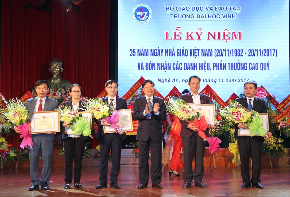 Trường Đại học Vinh nhận cờ thi đua xuất sắc toàn diện nhân kỷ niệm 20/11 - 2 Tặng Bằng khen của Bộ GD&ĐT cho tập thể và cá nhân của trường Đại học Vinh.