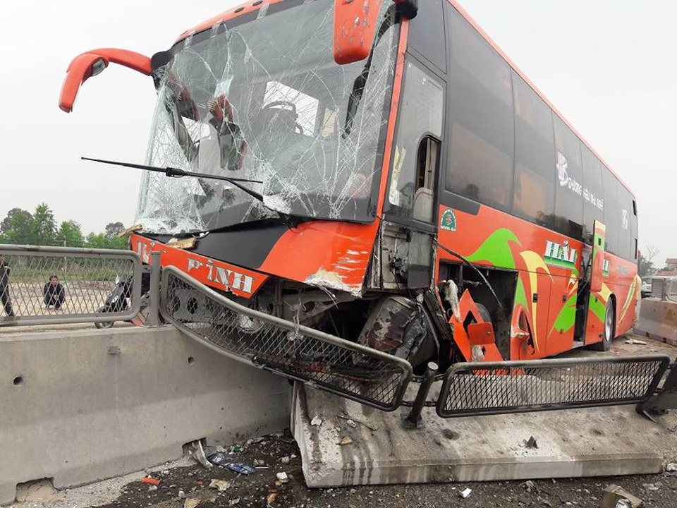 Chiếc xe khách nát bét đầu.