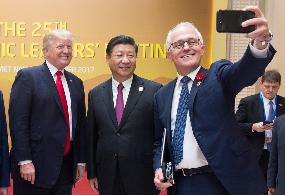 Những vui buồn của các lãnh đạo thế giới năm 2017 (phần 2) - 6 Thủ tướng Australia Malcolm Turnbull chụp ảnh cùng Tổng thống Mỹ Donald Trump và Chủ tịch Trung Quốc Tập Cận Bình trong khuôn khổ hội nghị cấp cao APEC tại Việt Nam. (Ảnh: ABC)