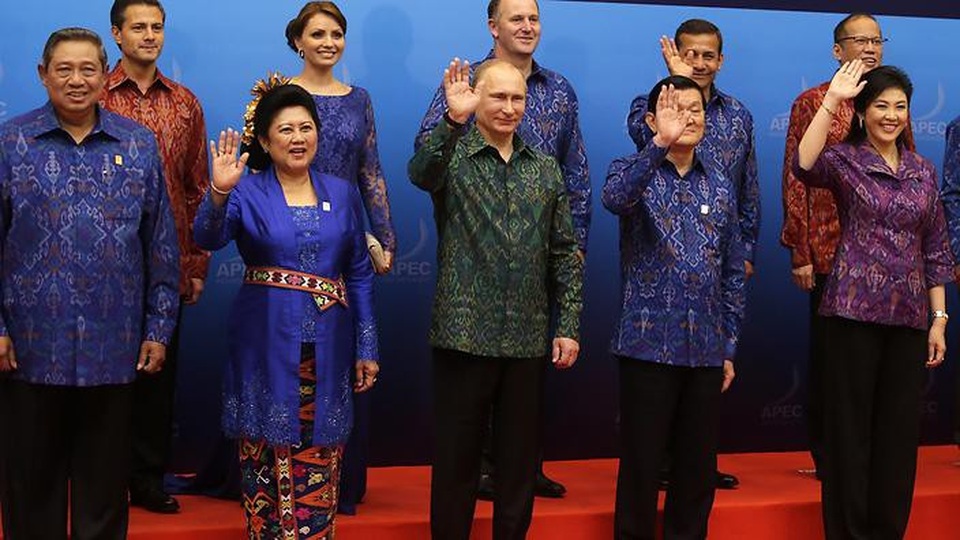 Ấn tượng trang phục truyền thống các chủ nhà APEC - 16 Trang phục truyền thống từ vải endek của người Bali với màu sắc rực rỡ đã được chọn làm đồng phục cho các nhà lãnh đạo dự hội nghị APEC năm 2013 ở Indonesia. (Ảnh: SBS)