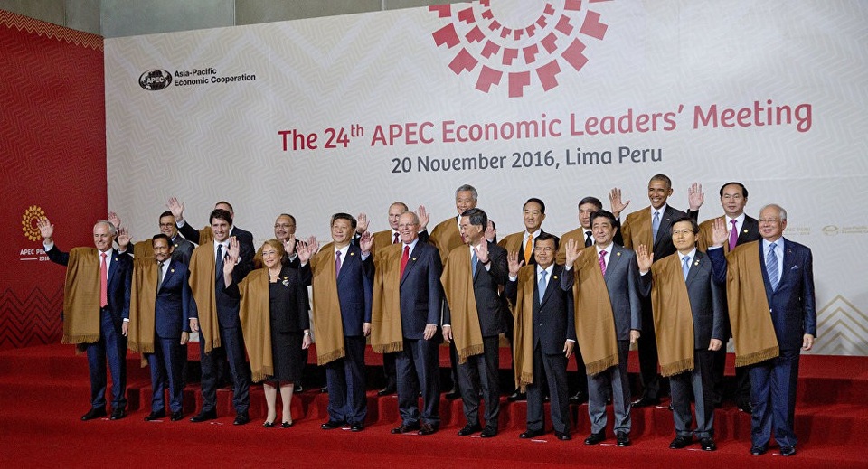 Ấn tượng trang phục truyền thống các chủ nhà APEC - 19 Các nhà lãnh đạo khoác khăn choàng truyền thống dệt từ lông lạc đà của Peru khi tham dự hội nghị cấp cao APEC tại thủ đô Lima năm 2016. (Ảnh: Sputnik)