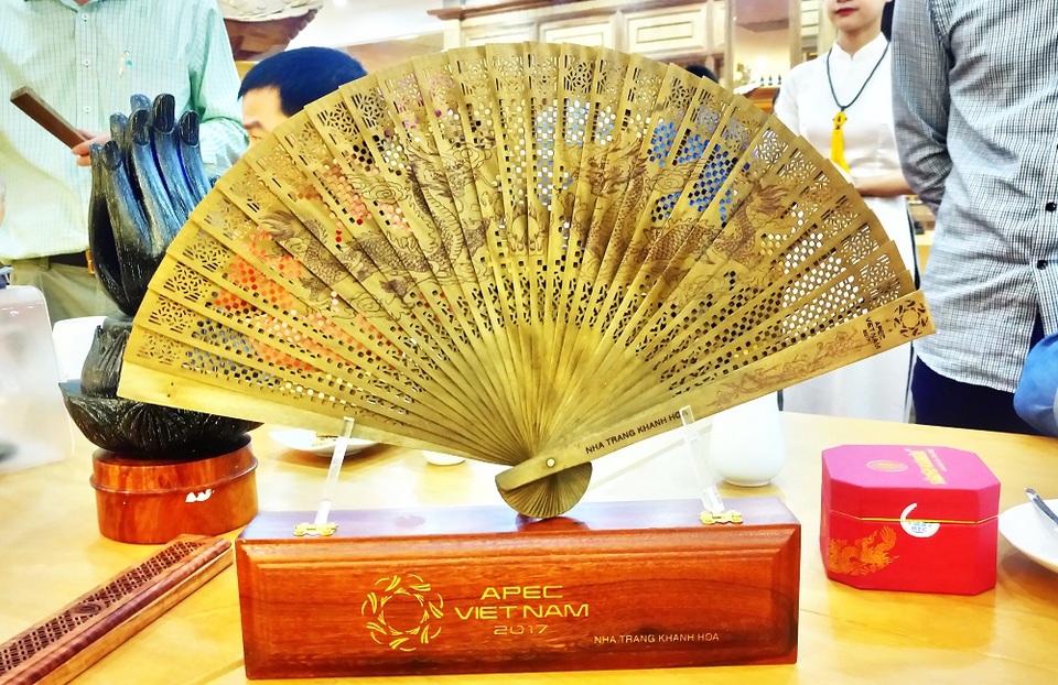 100 chiếc quạt trầm hương dành tặng quan chức cao cấp APEC 2017 - 1 Quạt làm từ trầm hương được chọn làm quà lưu niệm cho các đại biểu dự Hội nghị cao cấp APEC 2017 lần thứ nhất tại Nha Trang (SOM1)