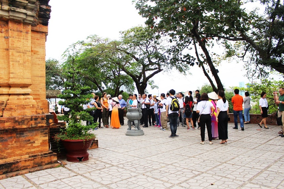 Quan chức APEC thăm tháp cổ nghìn tuổi ở Nha Trang - 4 Vẻ cổ kính của ngôi tháp cổ thu hút sự tò mò của các đại biểu APEC