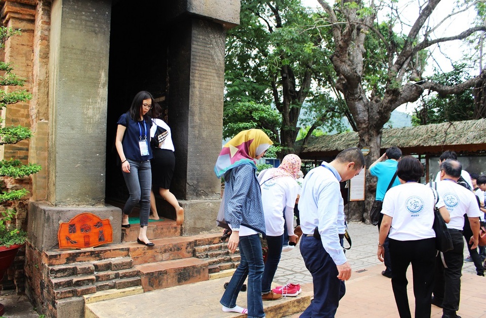 Quan chức APEC thăm tháp cổ nghìn tuổi ở Nha Trang - 6 Đây là lần đầu tiên các quan chức, đại biểu dự APEC 2017 tại Nha Trang tới thăm tháp bà Ponagar
