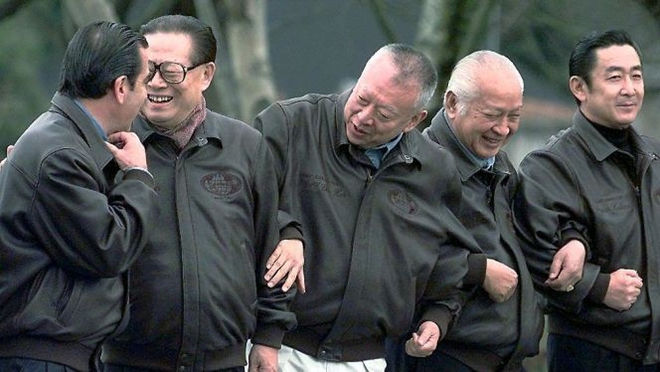 Ấn tượng trang phục truyền thống các chủ nhà APEC - 3 Tại hội nghị APEC được tổ chức ở Canada năm 1997, các nhà lãnh đạo mặc áo khoác da đặc trưng của nước chủ nhà trong bức ảnh lưu niệm chụp bên ngoài Bảo tàng Nhân chủng học ở Vancouver. (Ảnh: Straitstimes)