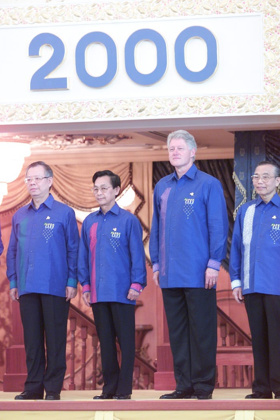 Ấn tượng trang phục truyền thống các chủ nhà APEC - 6 Năm 2000, trang phục truyền thống của các nhà lãnh đạo dự hội nghị APEC tại Brunei là áo sơ mi xanh nước biển với các hoạt tiết hoa văn được in thành nhiều màu khác nhau. (Ảnh: Getty)