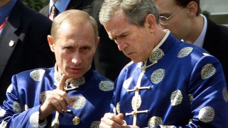 Ấn tượng trang phục truyền thống các chủ nhà APEC - 7 Tổng thống Nga Vladimir Putin và cựu Tổng thống Mỹ George W. Bush mặc trang phục truyền thống bằng lụa của Trung Quốc khi dự hội nghị APEC ở Thượng Hải năm 2001. (Ảnh: AFP)