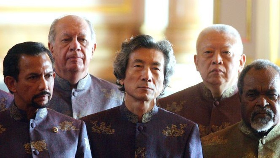 Ấn tượng trang phục truyền thống các chủ nhà APEC - 9 Tại kỳ họp APEC năm 2003 ở Bangkok, Thái Lan, các nhà lãnh đạo thế giới đã cùng nhau khoác lên mình áo lụa với họa tiết hoa văn màu vàng. (Ảnh: Getty)