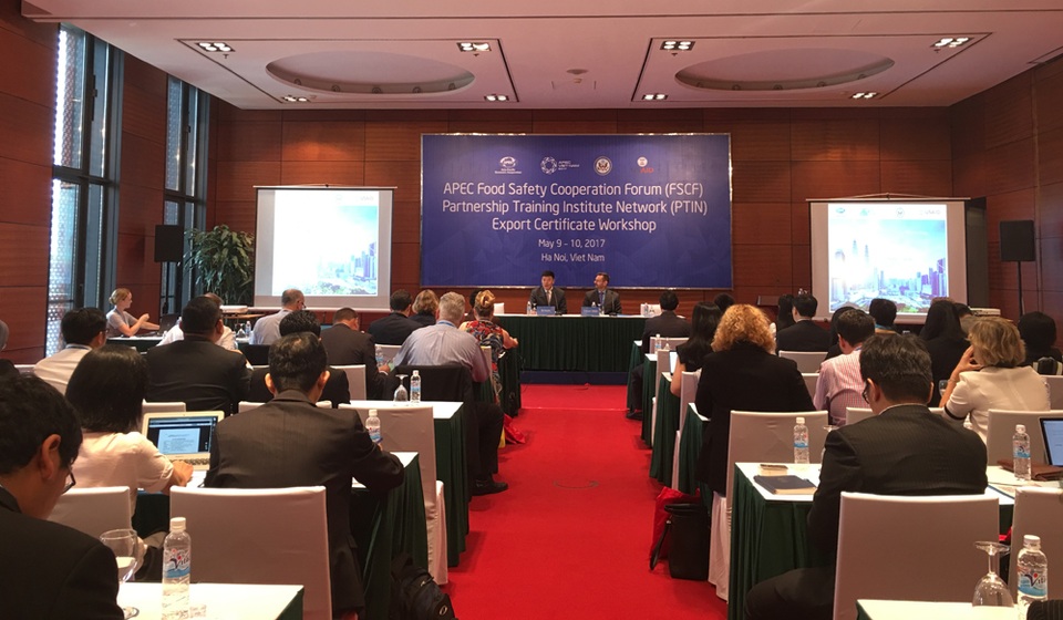 Đợt hội nghị lớn thứ hai của Năm APEC 2017 khai mạc tại Hà Nội - 1
Các đại biểu tham dự cuộc họp của Diễn đàn hợp tác an toàn thực phẩm APEC (FSCF) sáng ngày 9/5 (Ảnh: An Bình)