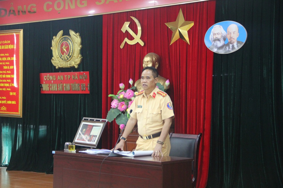 Dàn xe “đặc chủng” của CSGT Hà Nội dẫn các đoàn nguyên thủ dự APEC - 1 Đại tá Đào Vịnh Thắng - Trưởng phòng CSGT Hà Nội - quan triệt cán bộ, chiến sỹ lên đường vào Đà Nẵng làm nhiệm vụ