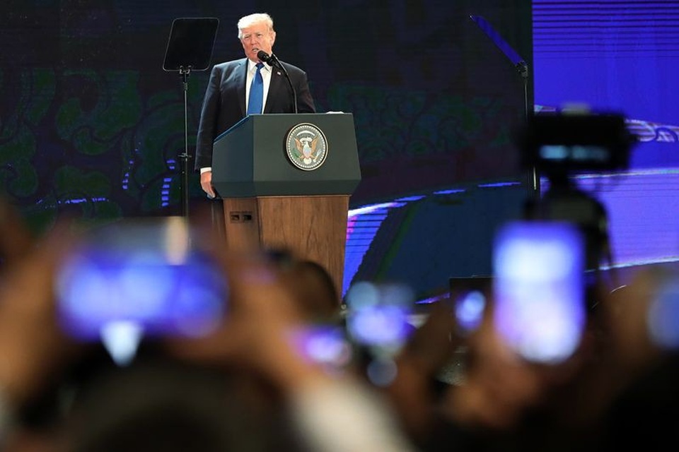 Truyền thông quốc tế viết về chuyến thăm Việt Nam của Tổng thống Trump - 2
Trong bài phát biểu tại sự kiện APEC, Tổng thống Trump nói: Ngày nay chúng ta không còn là kẻ thù, chúng ta là những người bạn. (Ảnh: Reuters)