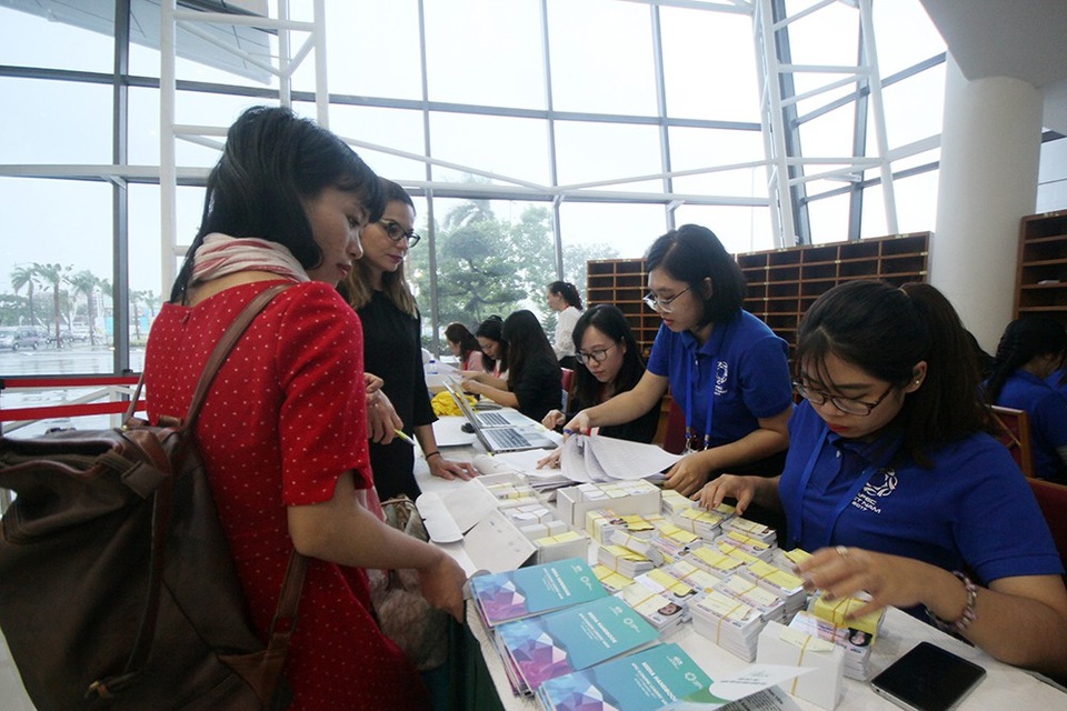 Đà Nẵng đã sẵn sàng cho khai mạc APEC 2017 - 3
Đến đầu giờ chiều cùng ngày, khu vực cấp, phát thẻ cho các đơn vị truyền thông vẫn liên tục có hàng chục phóng viên đến liên hệ, làm các thủ tục liên quan.