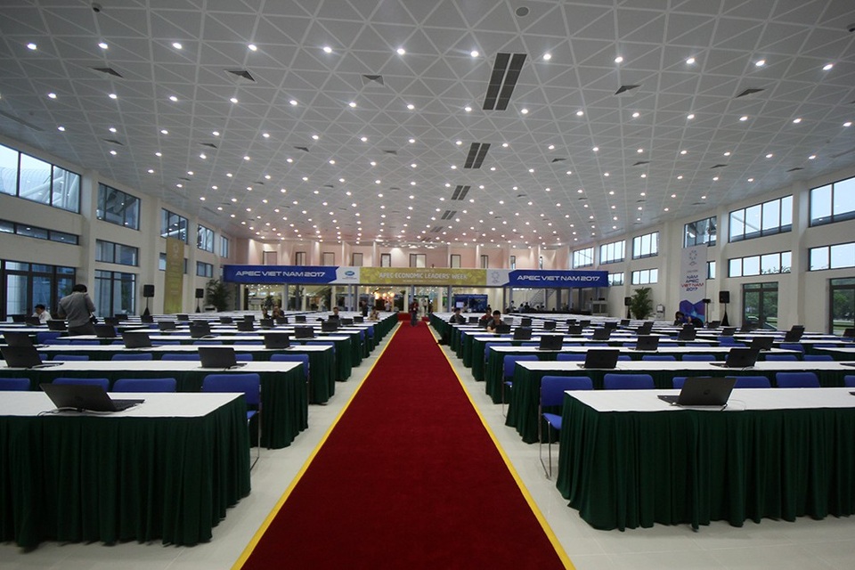 Đà Nẵng đã sẵn sàng cho khai mạc APEC 2017 - 4
Tại khu vực tác nghiệp cho các nhà báo và các hãng thông tấn trên thế giới theo dõi sự kiện APEC 2017, từ sáng 5/11 đã được trang bị hệ thống hạ tầng kỹ thuật đầy đủ. Tại đây, các phóng viên được hỗ trợ cả máy tính xách tay để tác nghiệp.