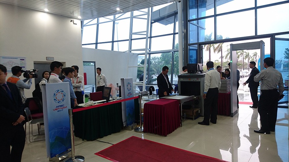 Đà Nẵng đã sẵn sàng cho khai mạc APEC 2017 - 2
Tại Trung tâm báo chí, các công đoạn kiểm tra an ninh ra vào được thực hiện rất nghiêm ngặt.