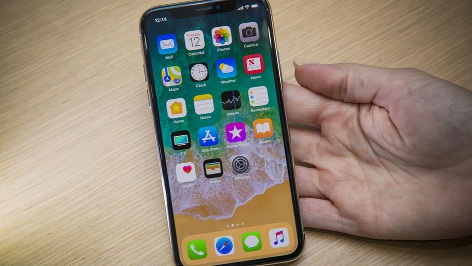 Ngắm những hình ảnh mở hộp iPhone X đầu tiên trên thế giới - 4 Apple sử dụng công nghệ màn hình OLED áp dụng cho thiết bị cao cấp nhất của hãng. Màn hình có kích thước 5,8 inch, sở hữu viền siêu mỏng và mật độ điểm ảnh đạt 458 ppi.