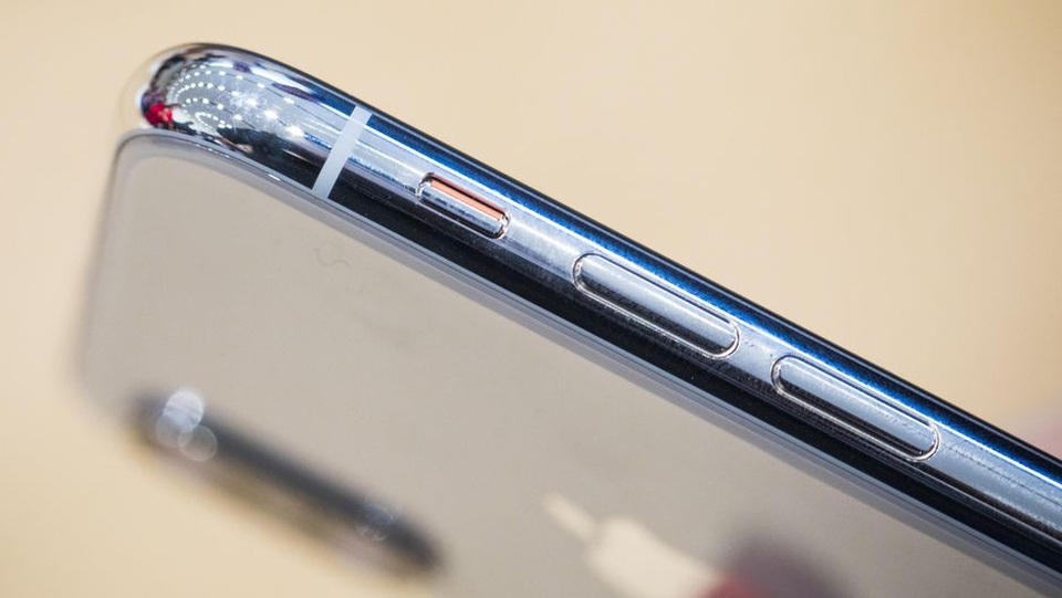Ngắm những hình ảnh mở hộp iPhone X đầu tiên trên thế giới - 10 Ngoài ra, iPhone X dày 7,7 mm, bao bọc bởi khung thép không gỉ. Các vị trí phím bấm tương tự thế hệ trước đó.