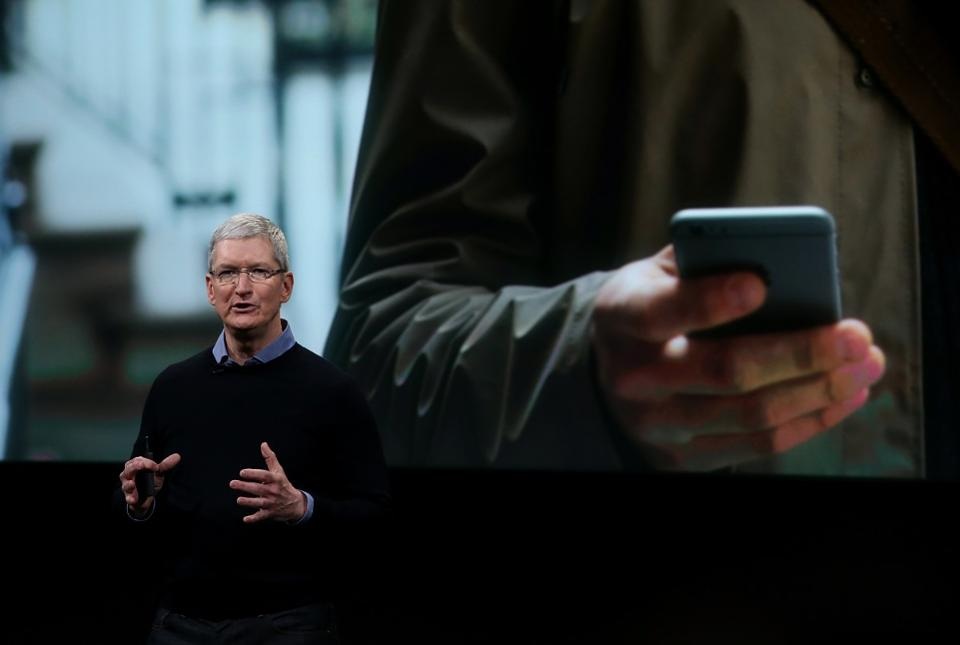 Galaxy Note 8 ra mắt sớm, Apple “hụt hơi” trong cuộc rượt đuổi? - 2
CEO Tim Cook của Apple trong sự kiện ra mắt iPhone 7 năm ngoái.