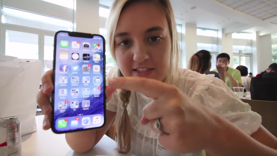 Kỹ sư Apple bị mất việc vì để con gái làm lộ iPhone X trước ngày mở bán - 1
Hình ảnh trong đoạn video khiến người cha bị mất việc tại Apple.